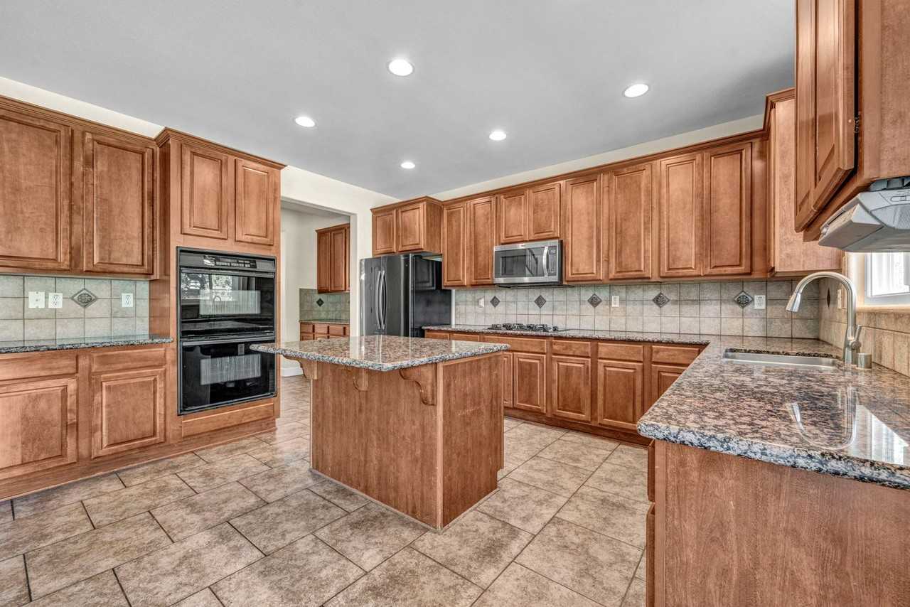 2425 Crooked Canyon Ct - Photo 3 of 50
