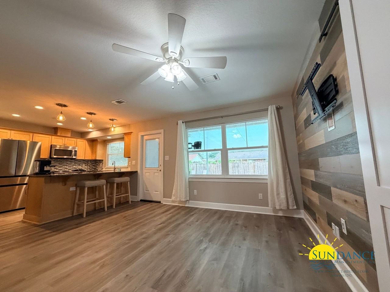 404 Lee Ln - Photo 3 of 24