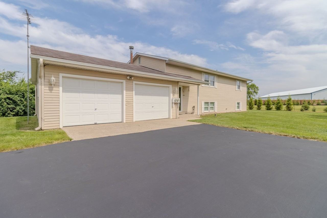 284 Astro Dr - Photo 2 of 27