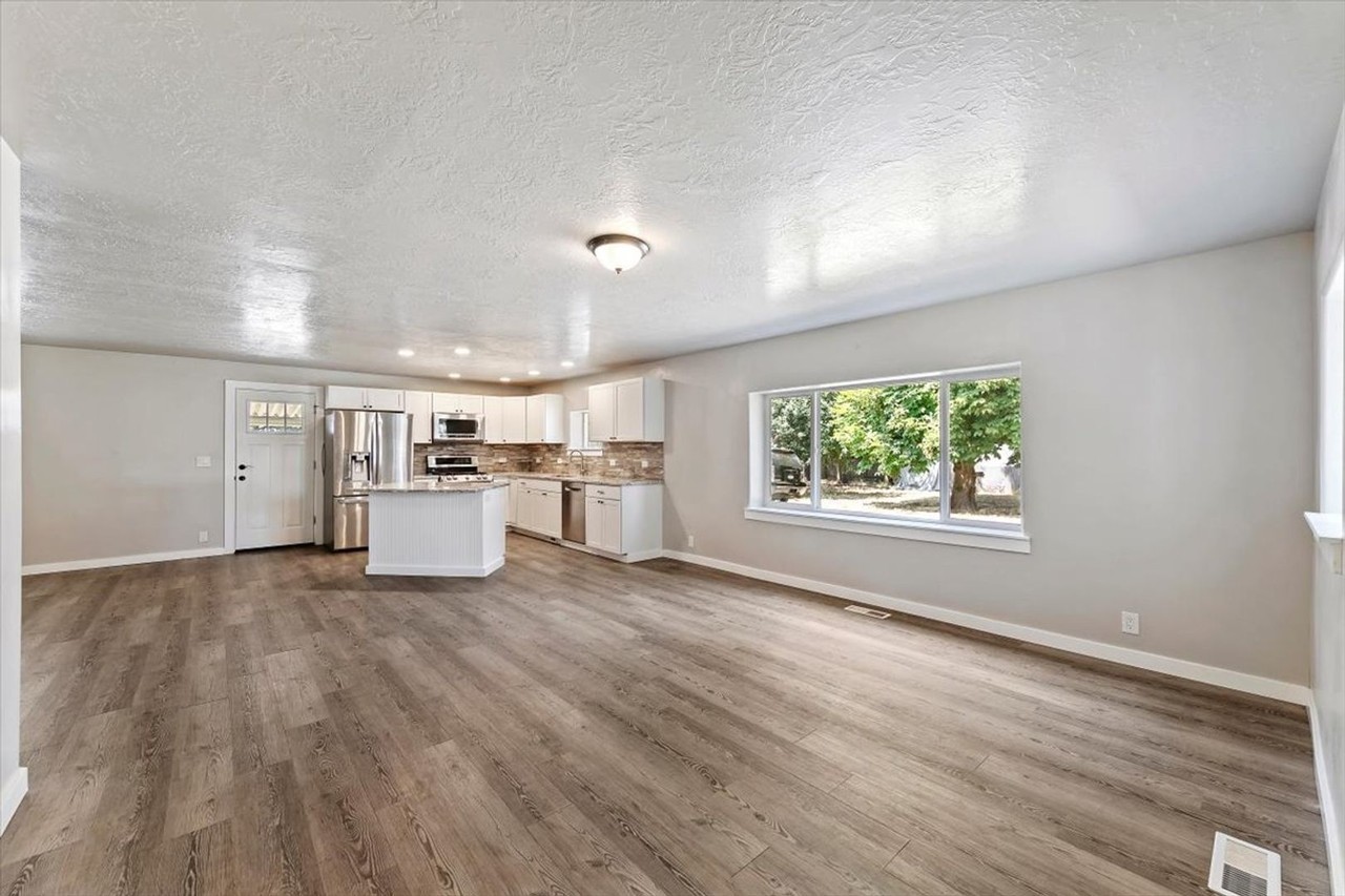 297 Bard Ave - Photo 3 of 35