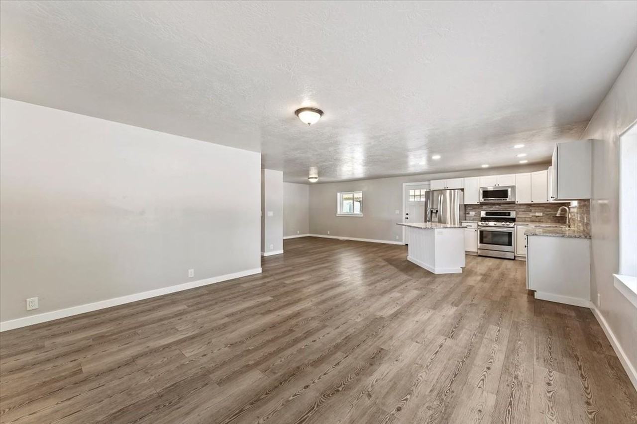 297 Bard Ave - Photo 4 of 35