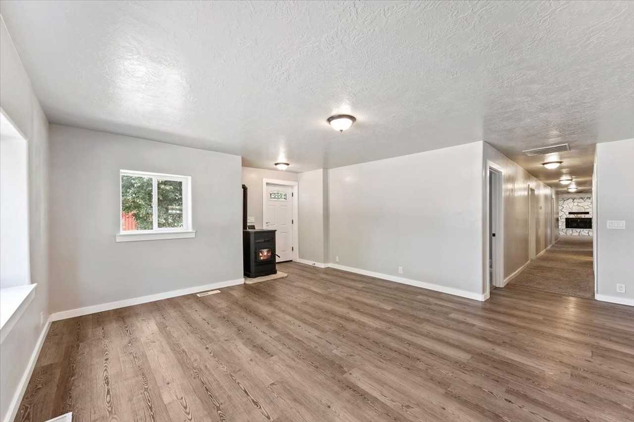 297 Bard Ave - Photo 5 of 35