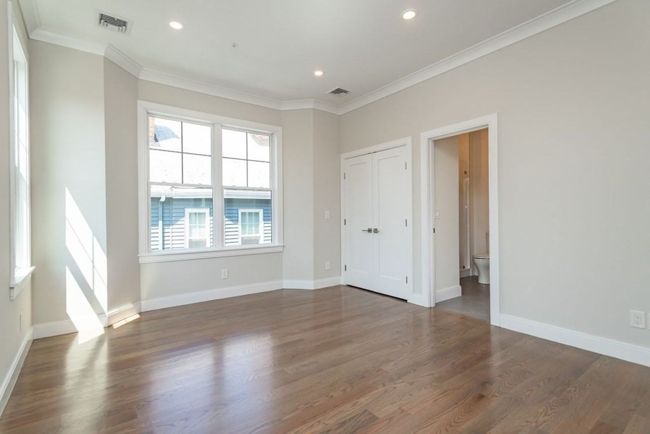 3240 Washington St - Photo 4 of 11