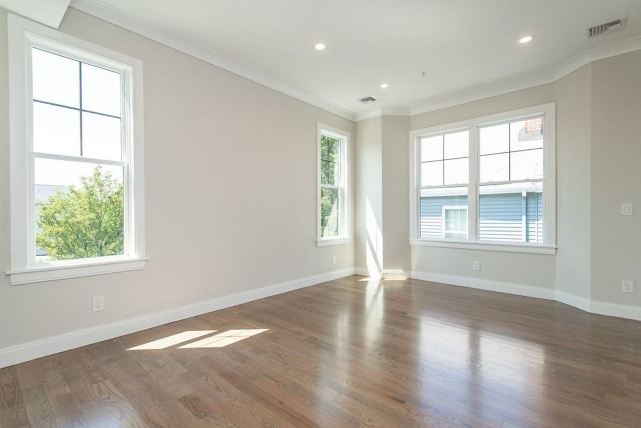 3240 Washington St - Photo 5 of 11
