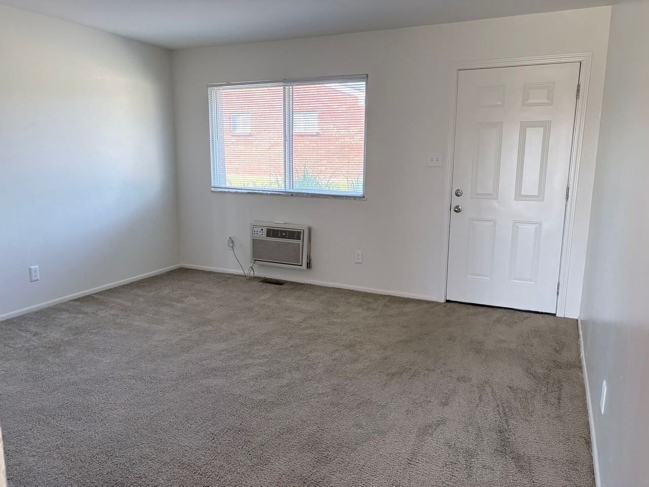 1261 Uhlwood Dr - Photo 2 of 6