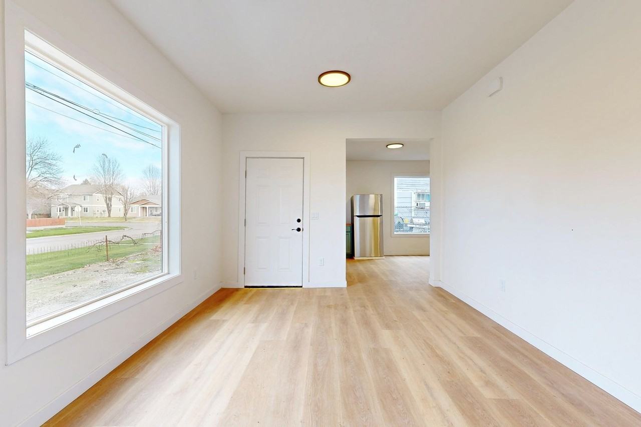 407 W Pine St - Photo 2 of 18