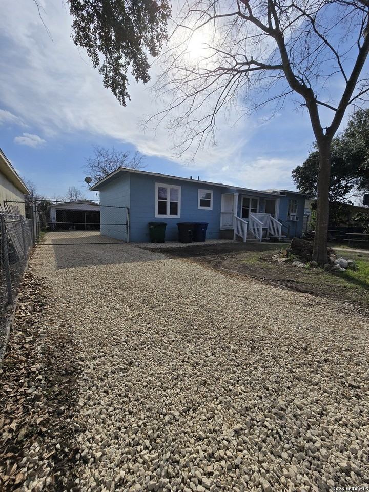 1124 Fenfield Ave - Photo 2 of 11