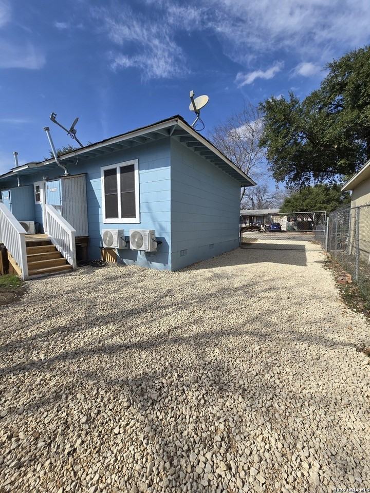 1124 Fenfield Ave - Photo 3 of 11