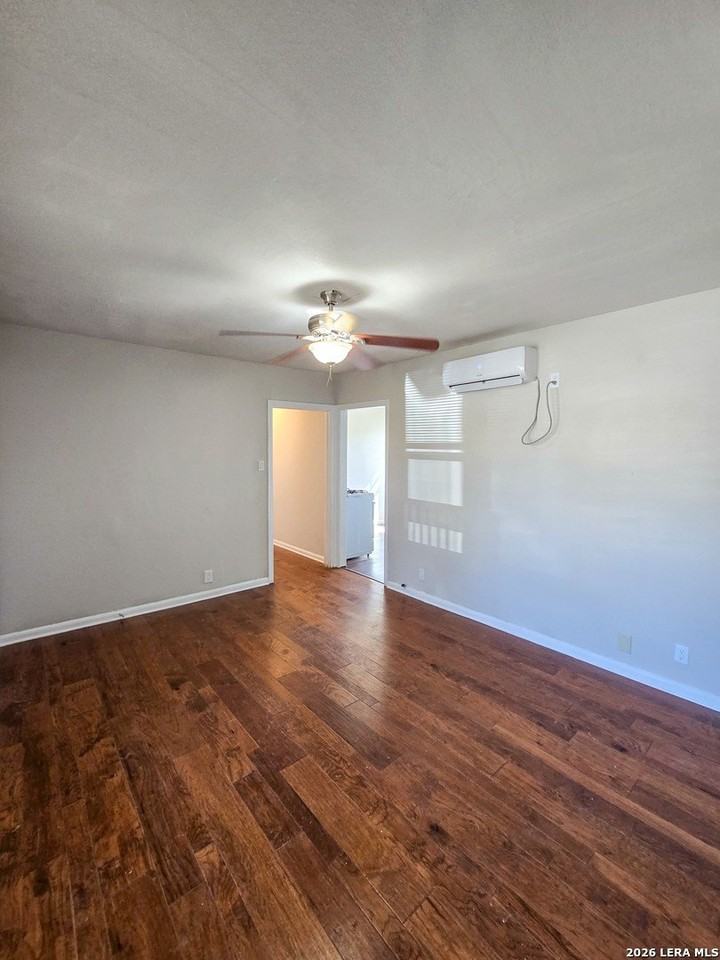 1124 Fenfield Ave - Photo 5 of 11