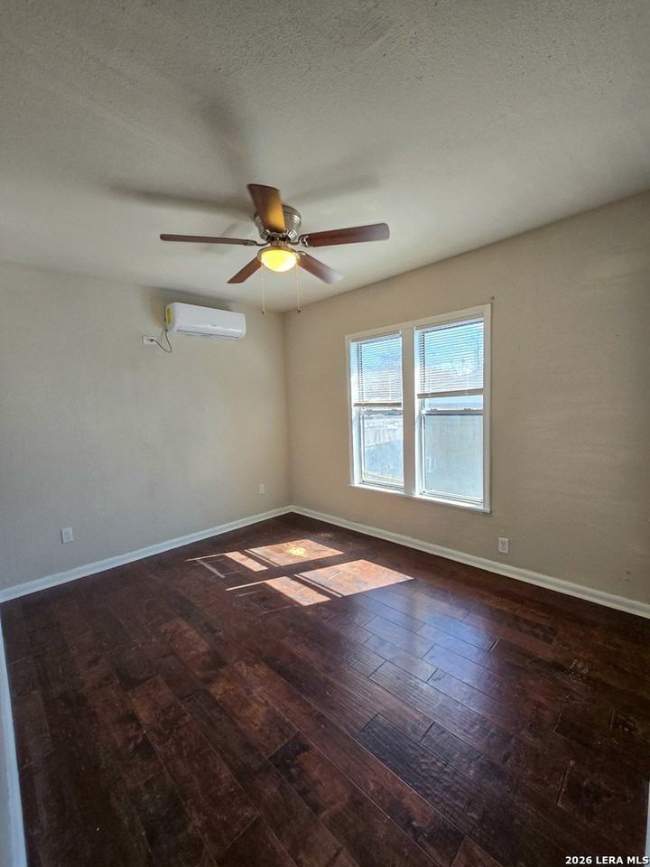 1124 Fenfield Ave - Photo 6 of 11