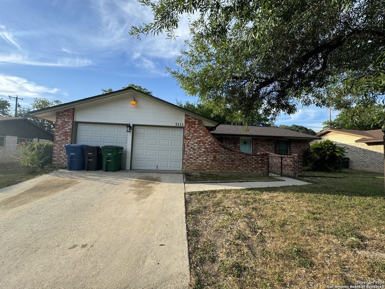 5115 Staplehurst St - Photo 2 of 24