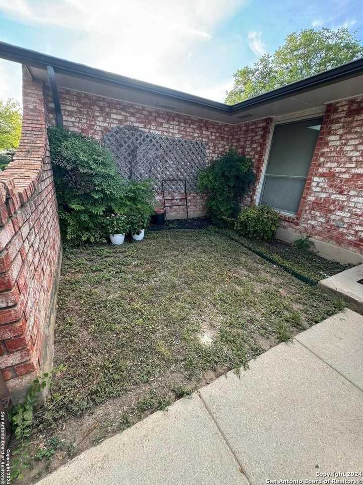 5115 Staplehurst St - Photo 4 of 24