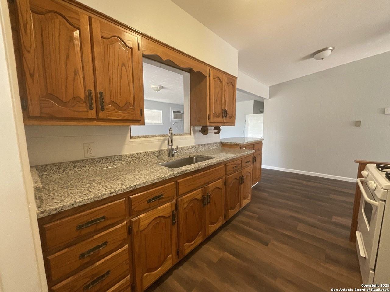 207 Pinehurst Blvd - Photo 4 of 26