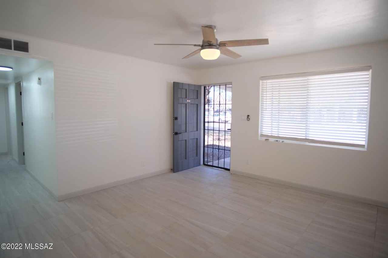 4650 E 16th St - Photo 5 of 33