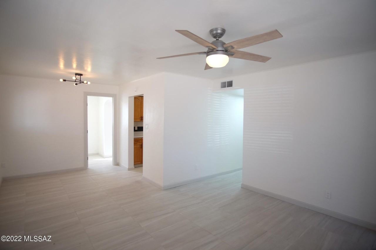 4650 E 16th St - Photo 6 of 33