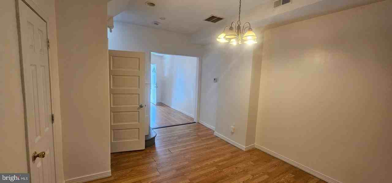 2548 Oswego Ave - Photo 4 of 26