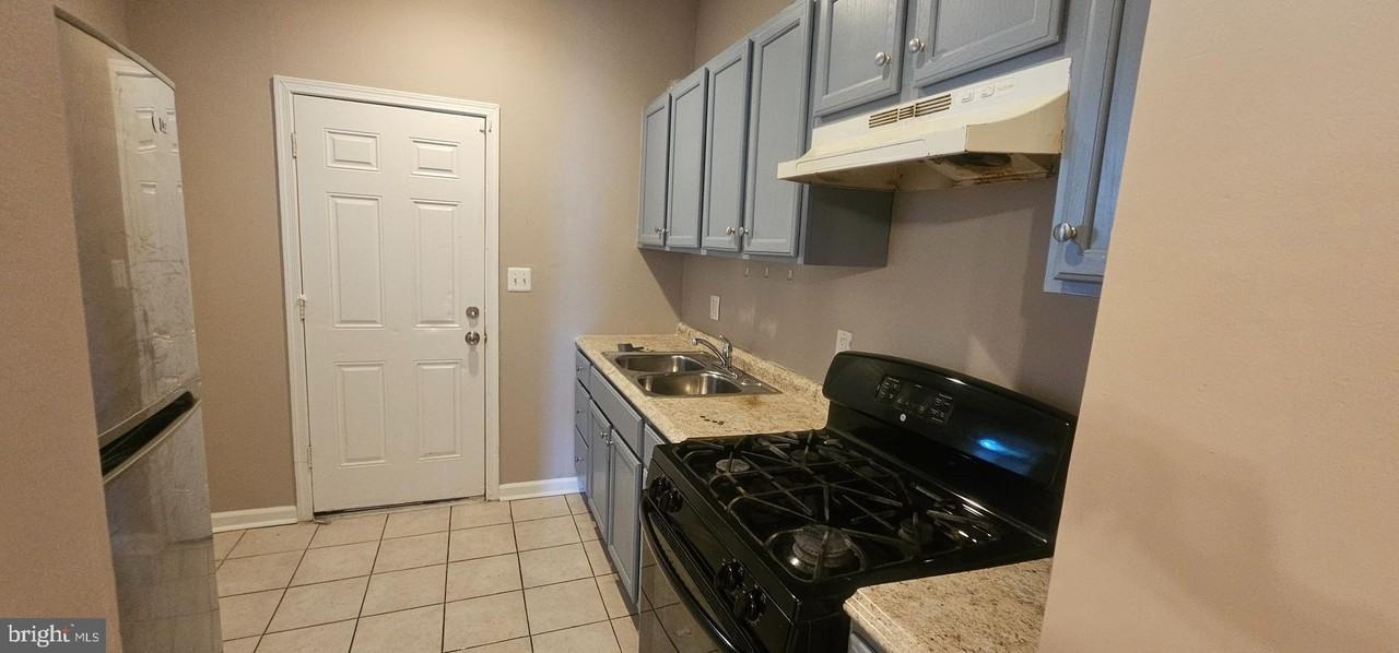 2548 Oswego Ave - Photo 6 of 26