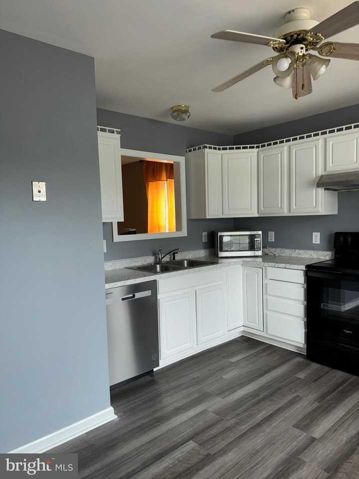 701 Green St - Photo 4 of 37