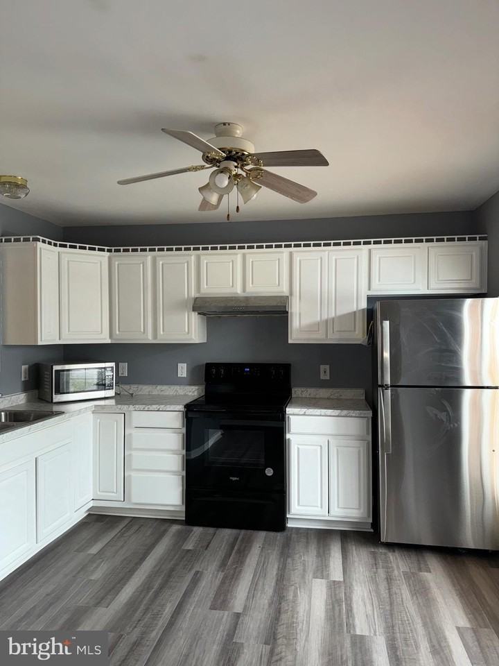 701 Green St - Photo 5 of 37