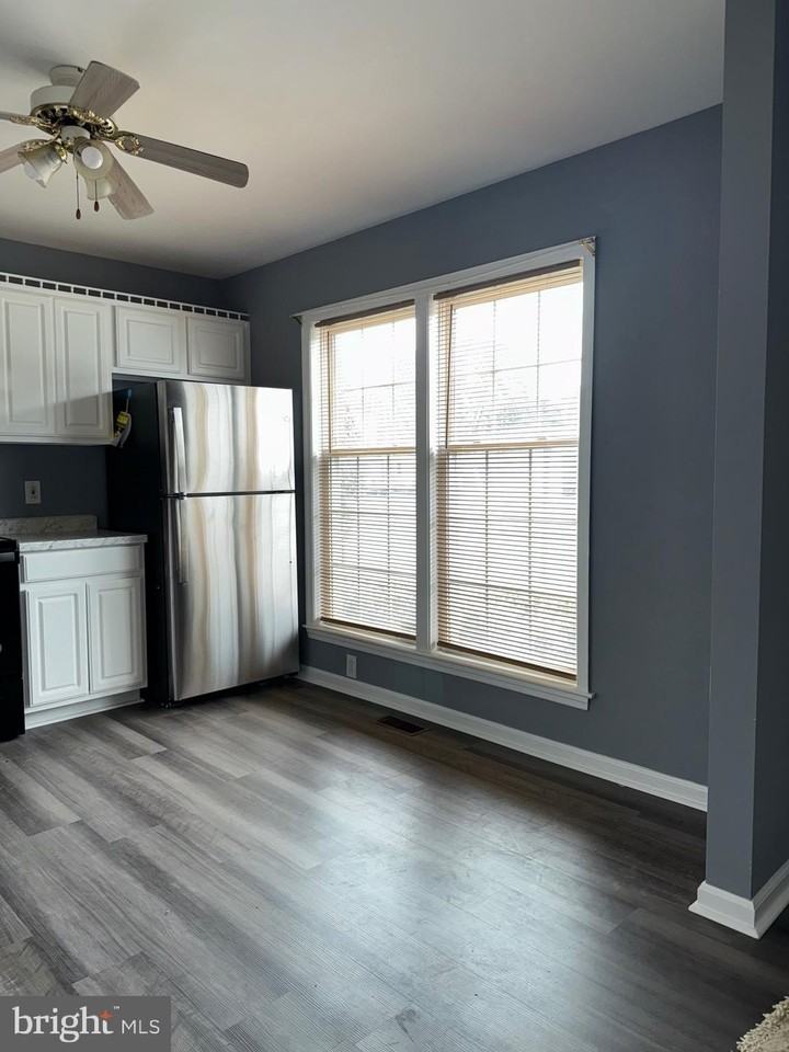 701 Green St - Photo 6 of 37