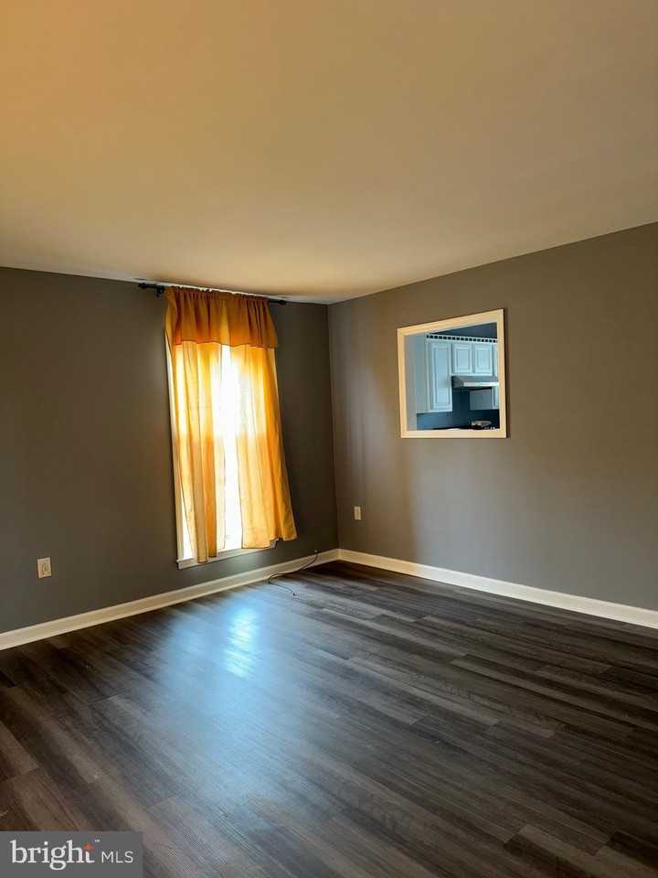 701 Green St - Photo 7 of 37