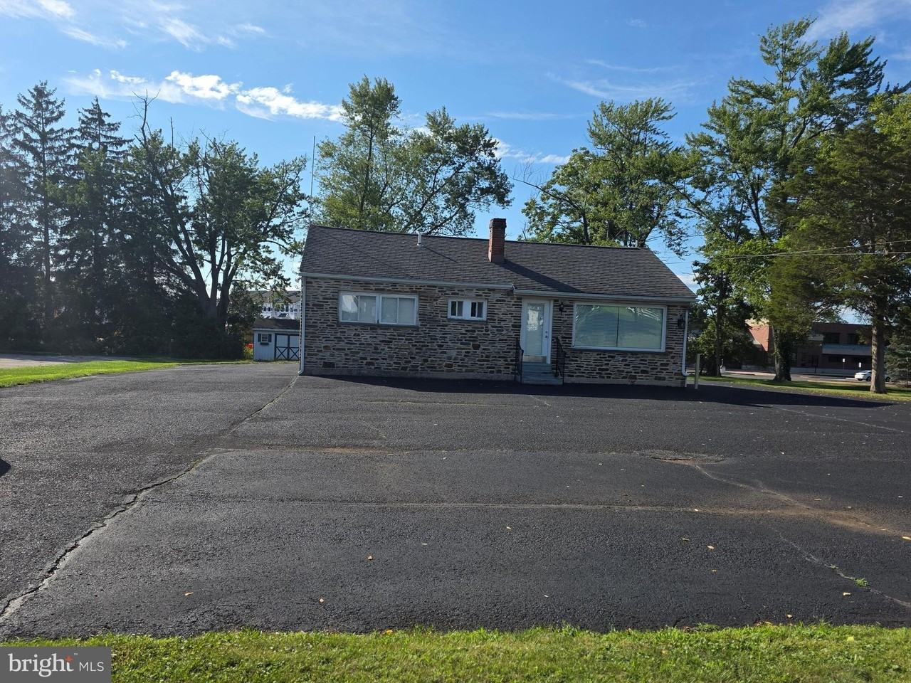 513 W Butler Ave - Photo 2 of 17