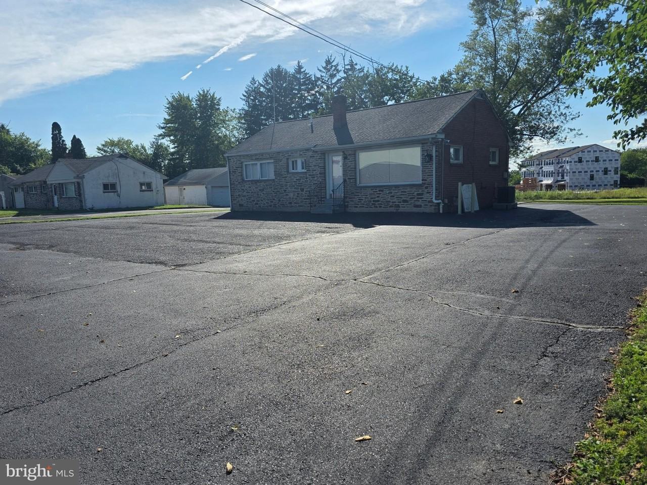 513 W Butler Ave - Photo 3 of 17