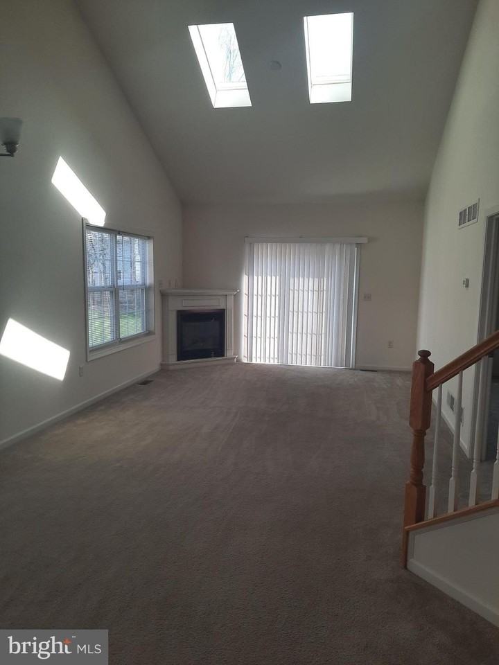 407 Mercury Dr - Photo 4 of 7