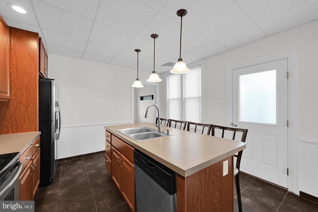 129 N Railroad St - Photo 2 of 19