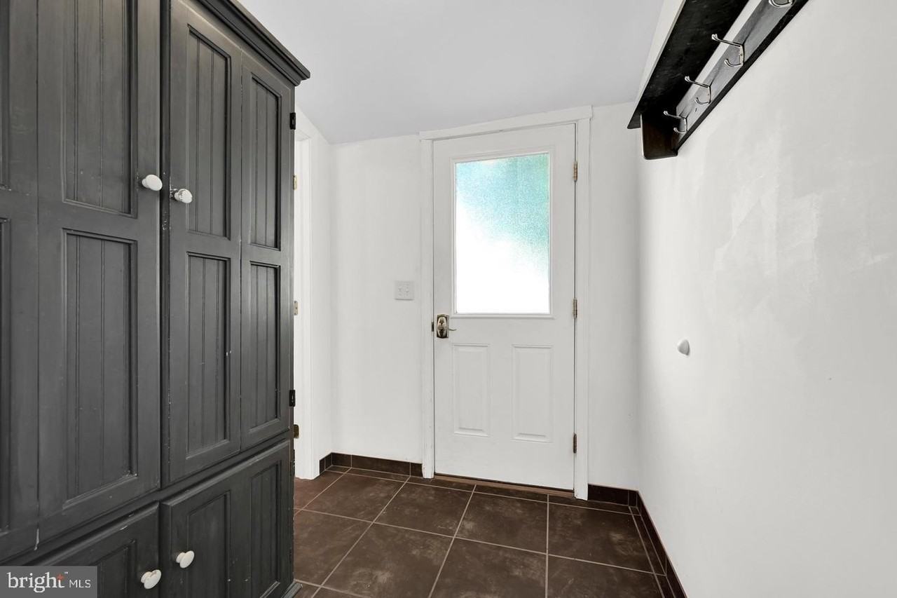 129 N Railroad St - Photo 3 of 19