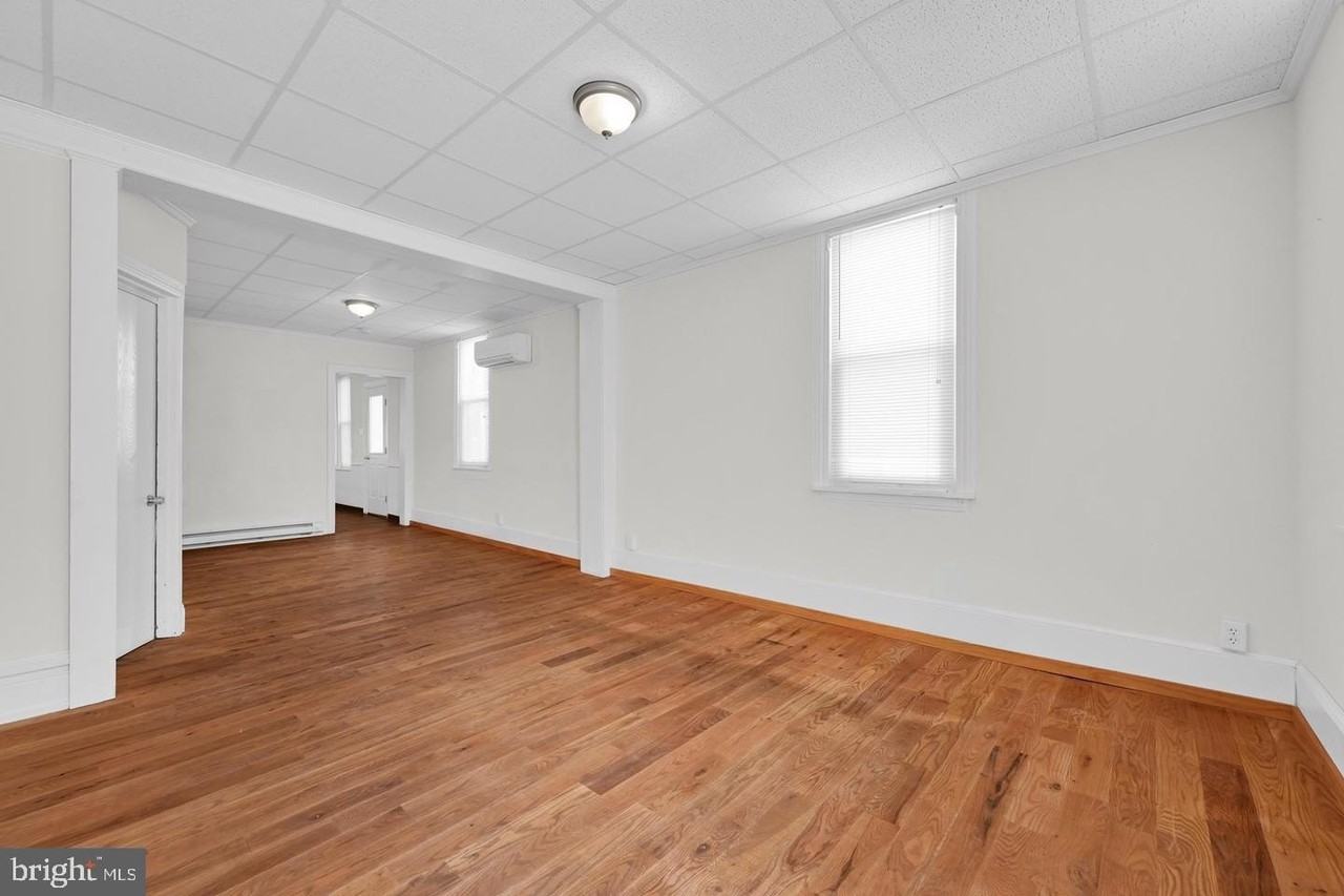 129 N Railroad St - Photo 4 of 19