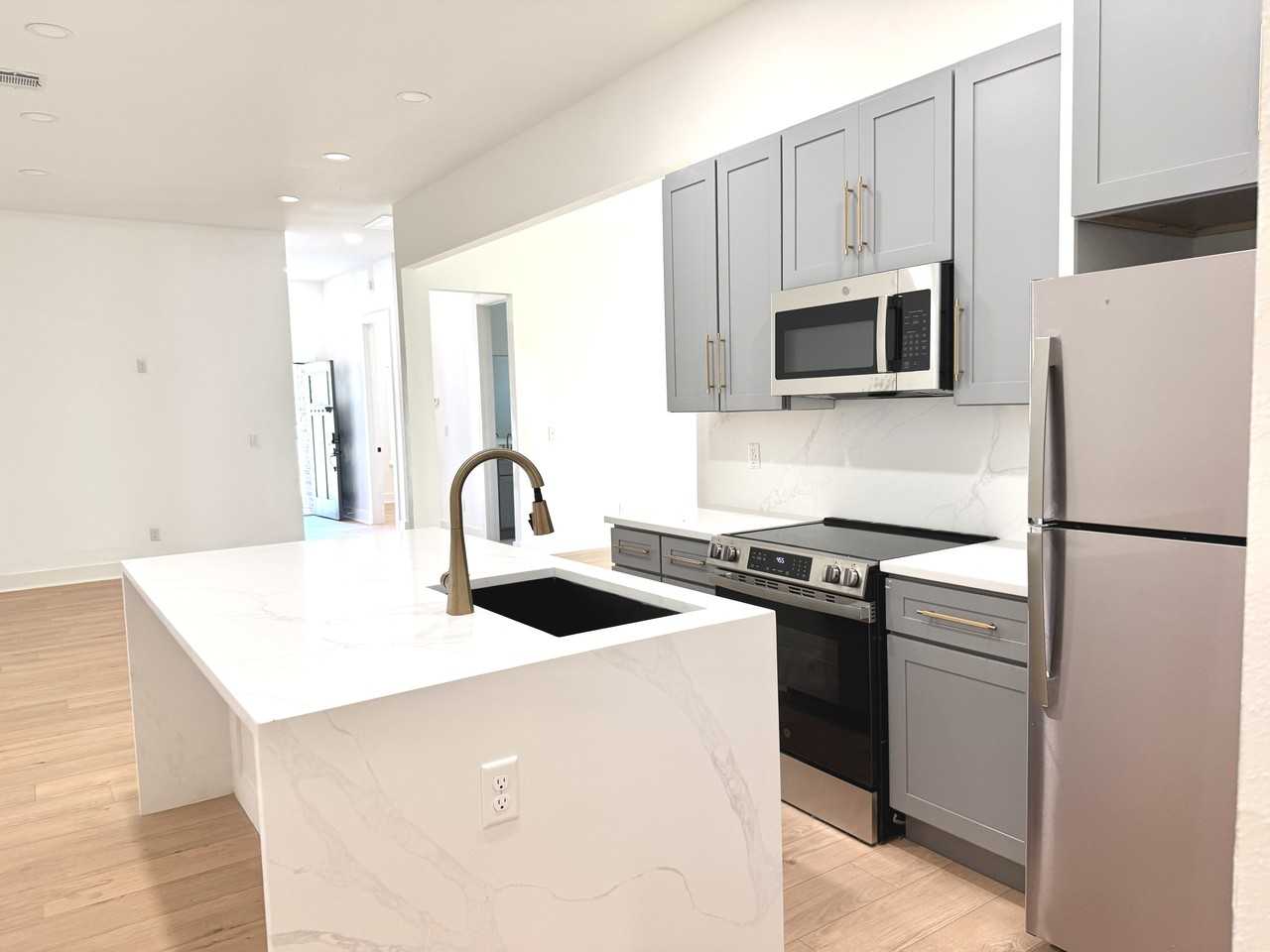 919 S Franklin Dr #1 - Photo 3 of 24