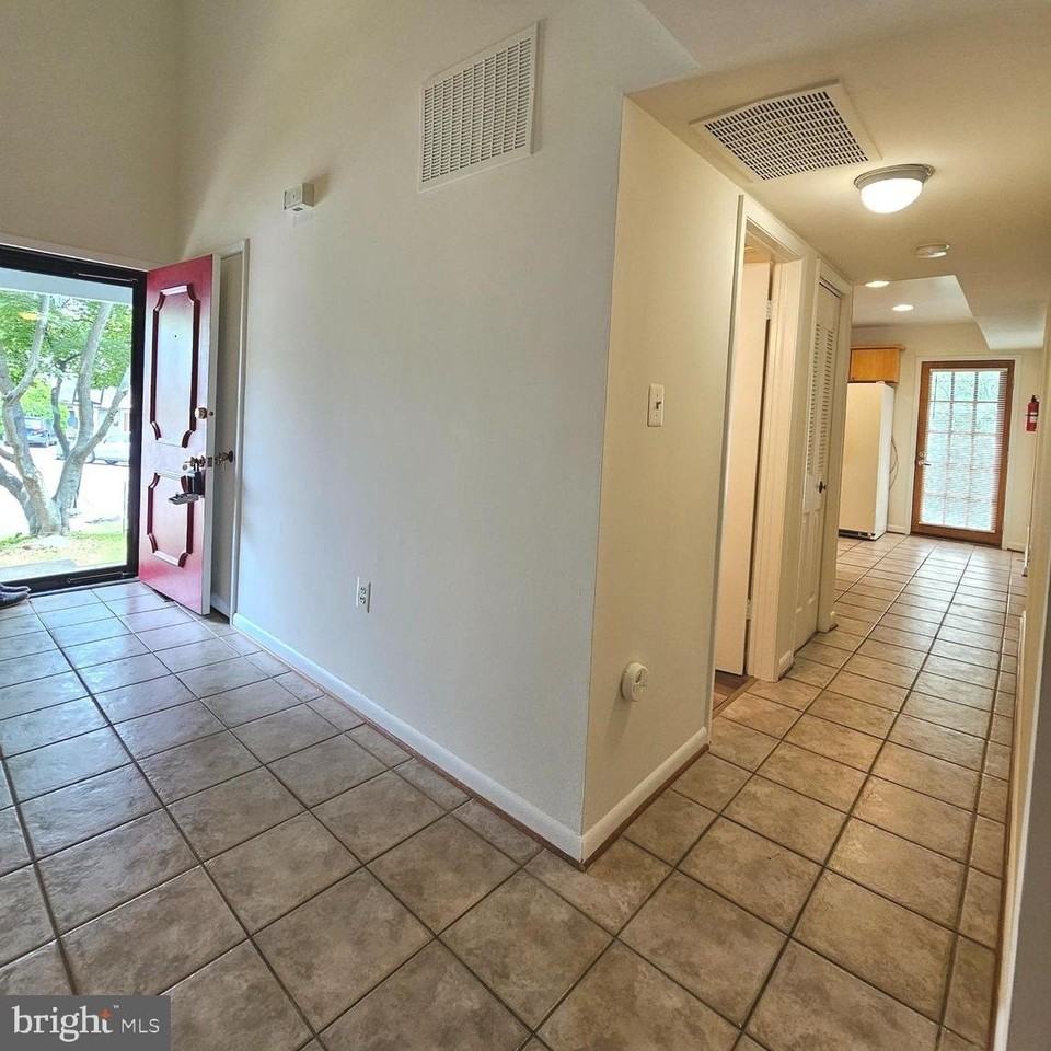 1108 N Rockingham St - Photo 5 of 34