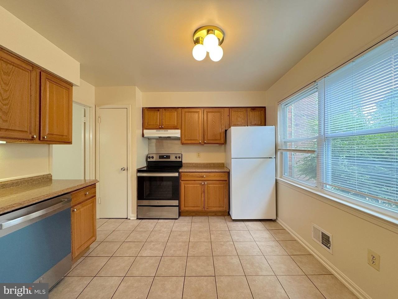 4104 Sideburn Rd - Photo 4 of 31