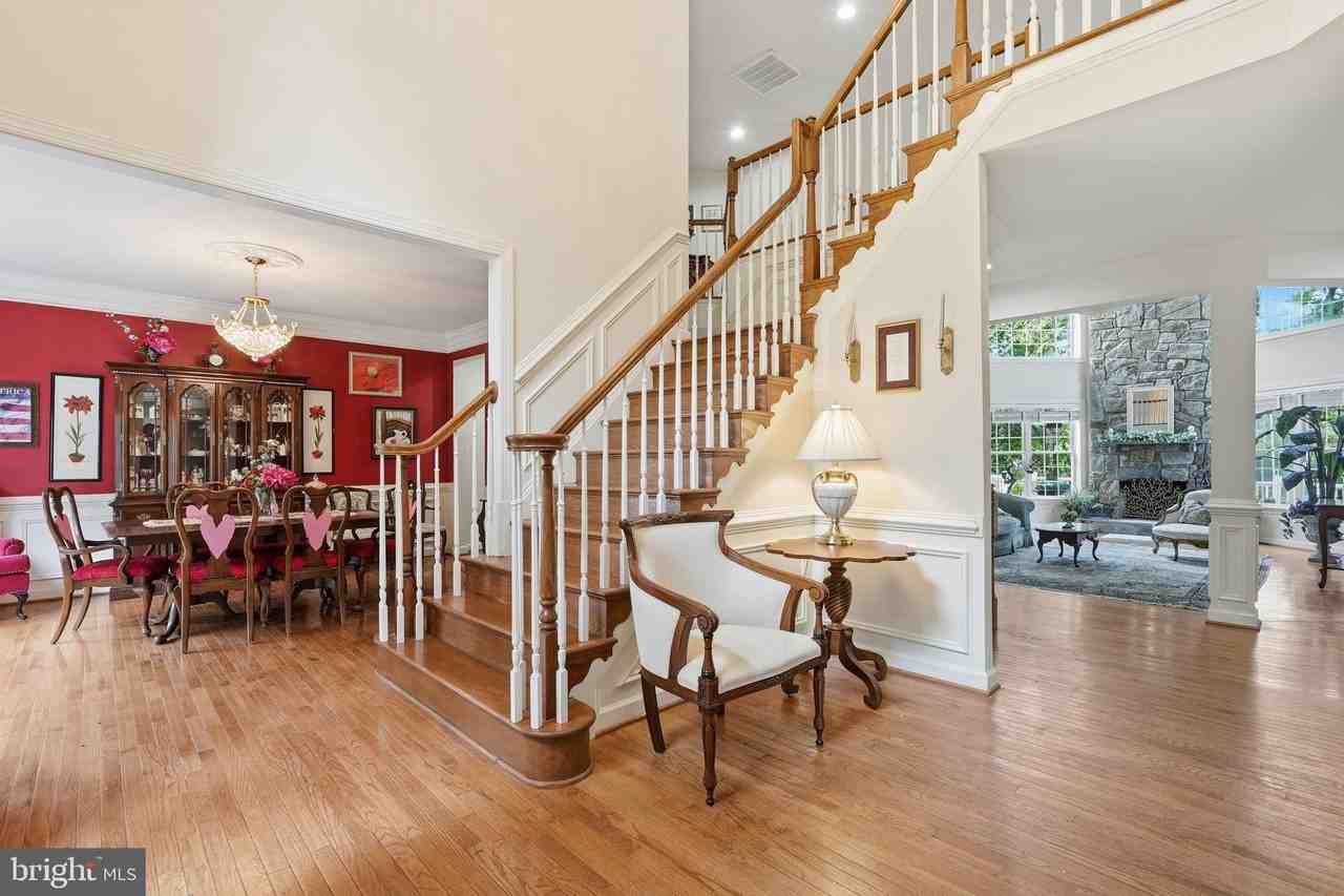 1072 Safa St - Photo 4 of 50