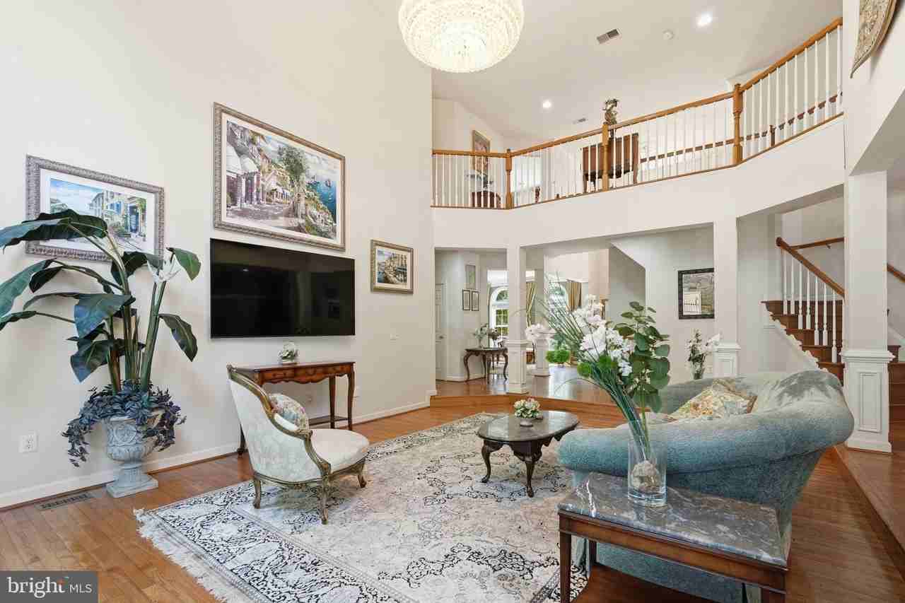 1072 Safa St - Photo 5 of 50