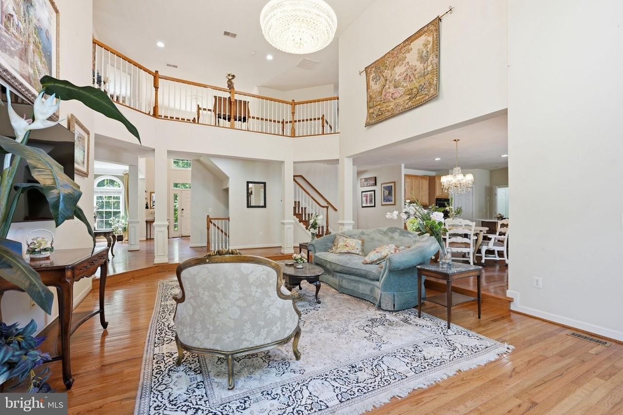 1072 Safa St - Photo 6 of 50