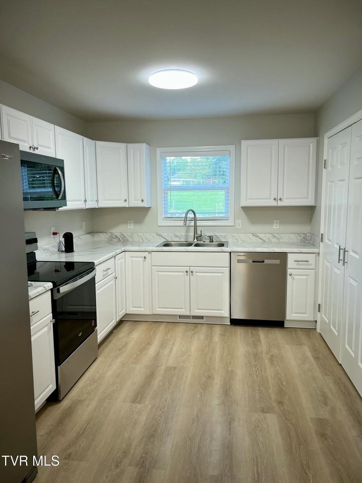 208 Hill Ave - Photo 2 of 8