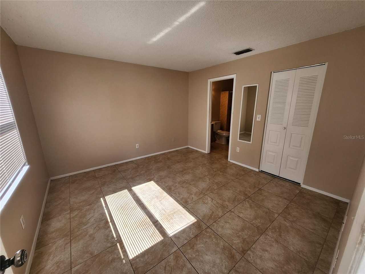 905 Old Field Dr - Photo 2 of 11
