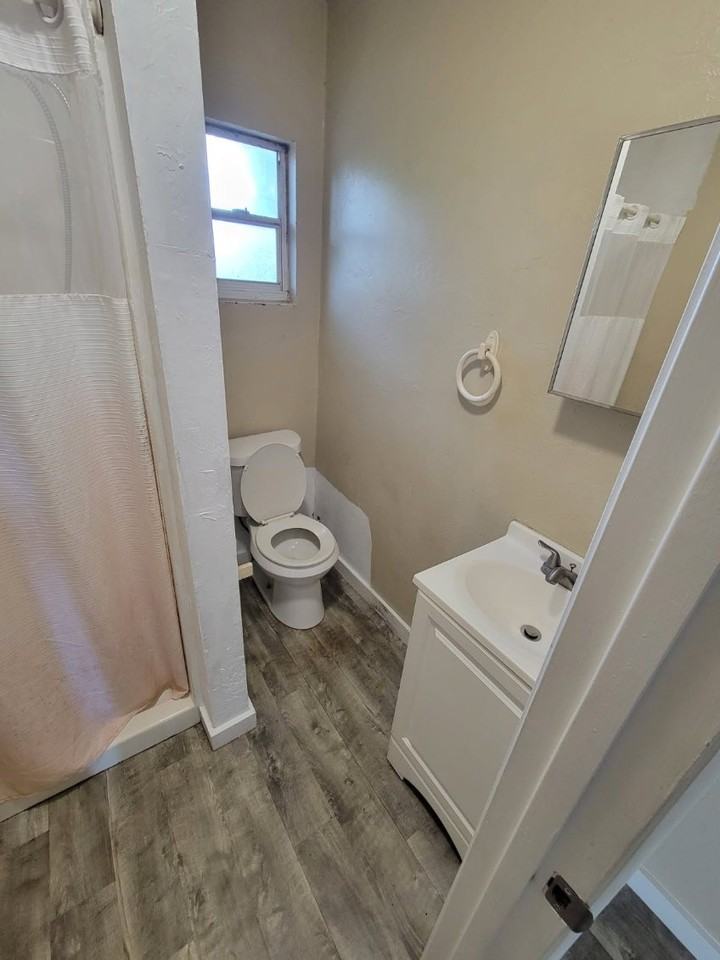 713 17th Street West - Photo 3 of 5