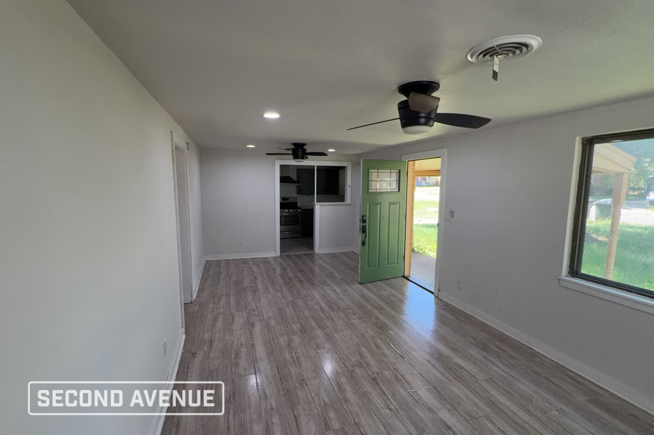 1112 Mallard Dr - Photo 2 of 10