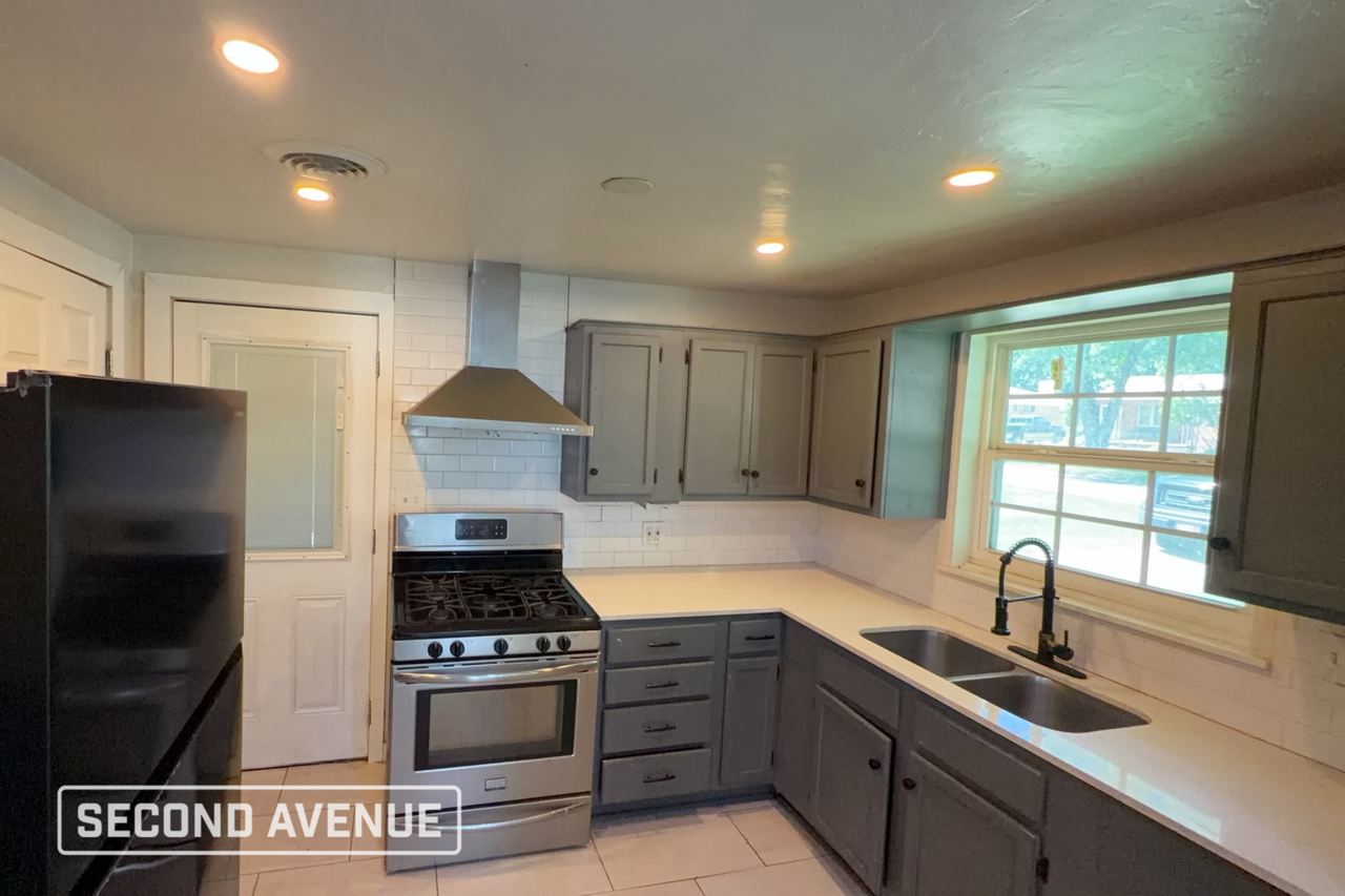 1112 Mallard Dr - Photo 4 of 10