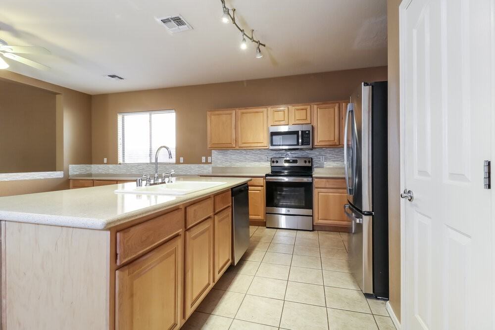 3116 S 82nd Ln - Photo 7 of 17