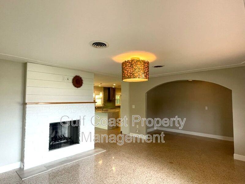 2253 Valencia Dr - Photo 5 of 40