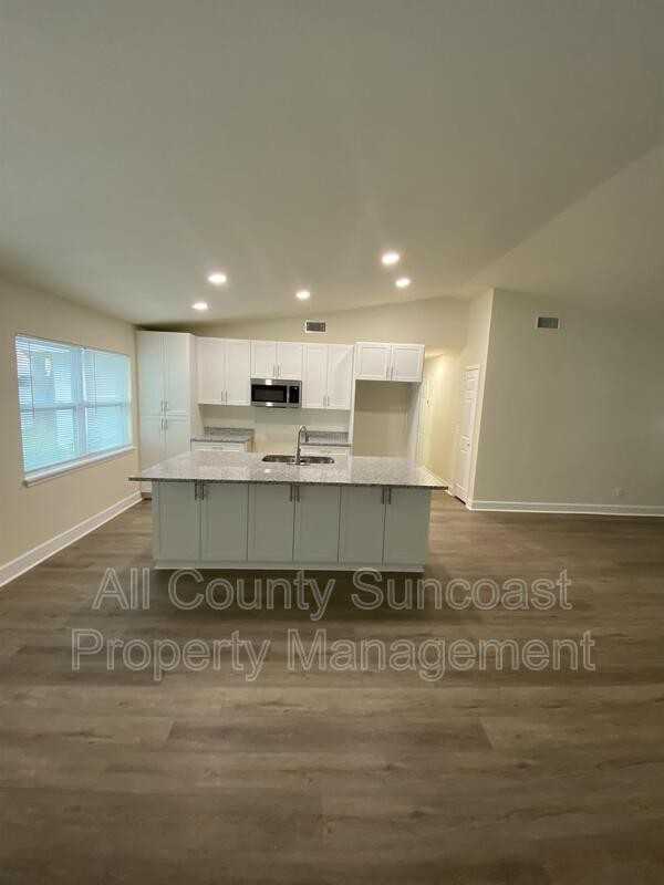 768 16th St - Photo 2 of 14