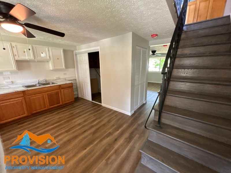2921 Freeway - Photo 2 of 18