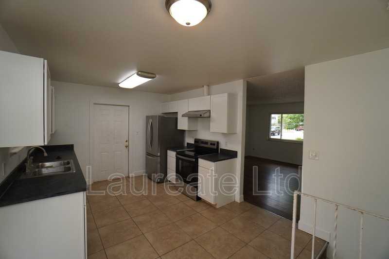 11536 E Center Dr - Photo 4 of 22