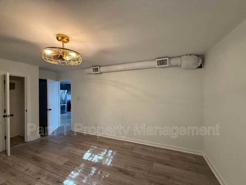 201 W 37th St - Photo 6 of 7