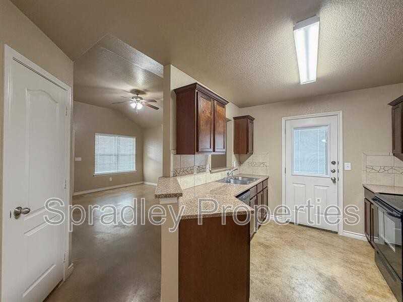 763A E Ridge Blvd - Photo 4 of 14