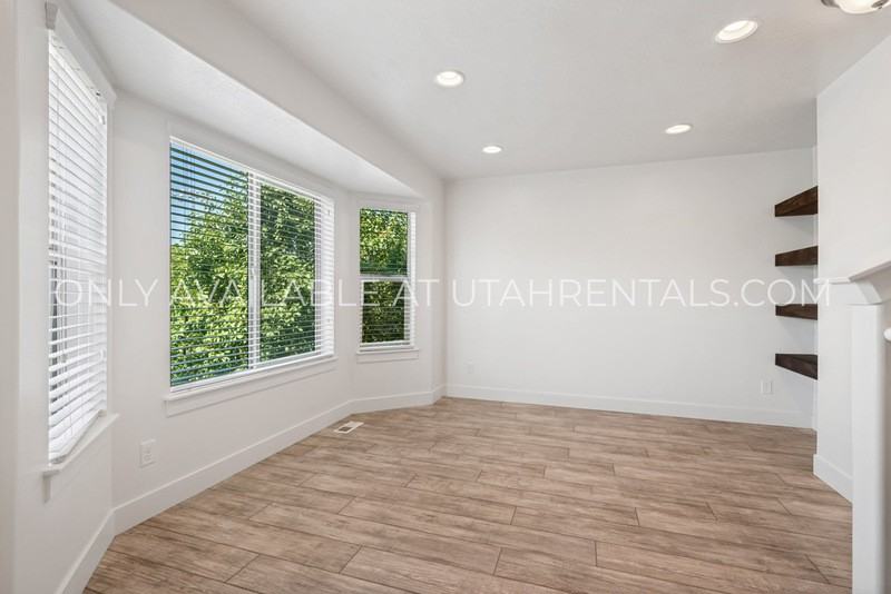 345 W Park View Ln - Photo 5 of 25